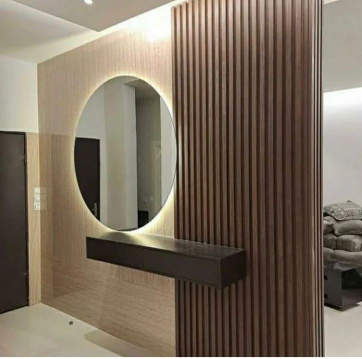 مدخل بمرآة دائرية وشرائح خشب – تفصيل أثاث بالأحساء