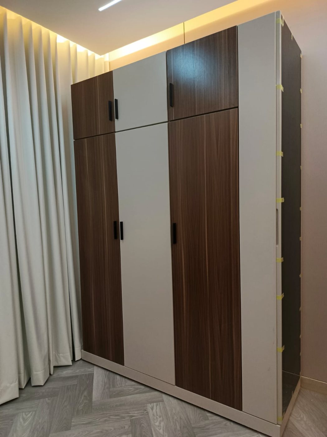 دولاب جوزي وأبيض حتى السقف – تفصيل أثاث بالأحساء